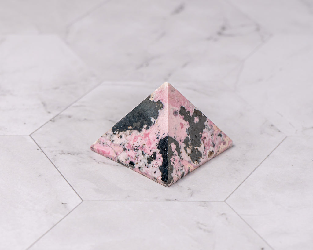 Peruvian Rhodonite Pyramid – 38 g