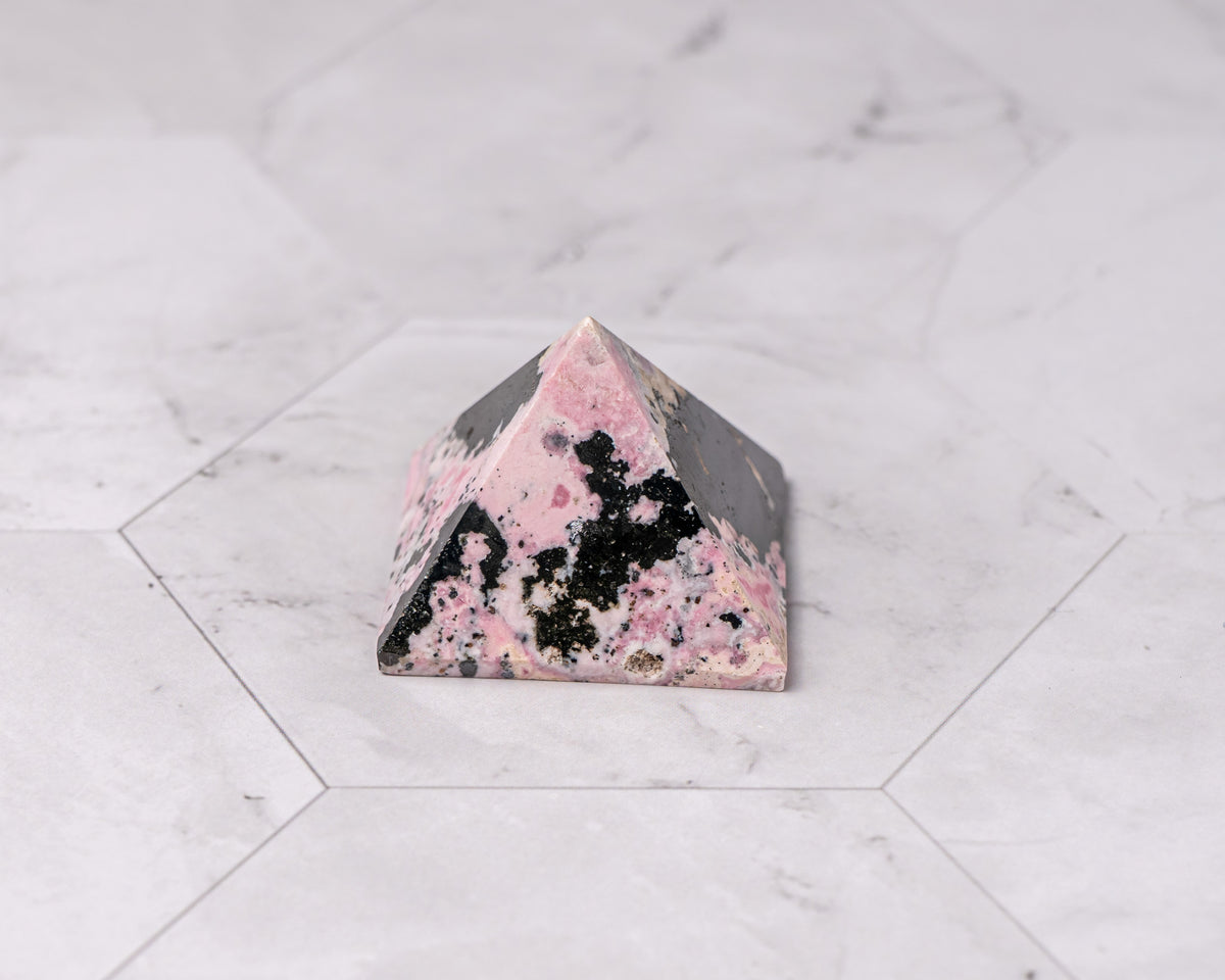 Peruvian Rhodonite Pyramid – 38 g