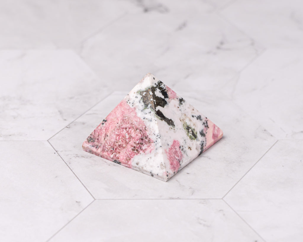 Peruvian Rhodonite Pyramid – 50 g
