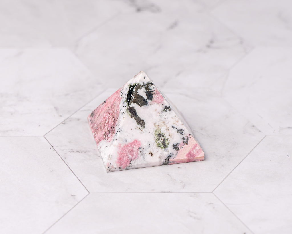 Peruvian Rhodonite Pyramid – 50 g