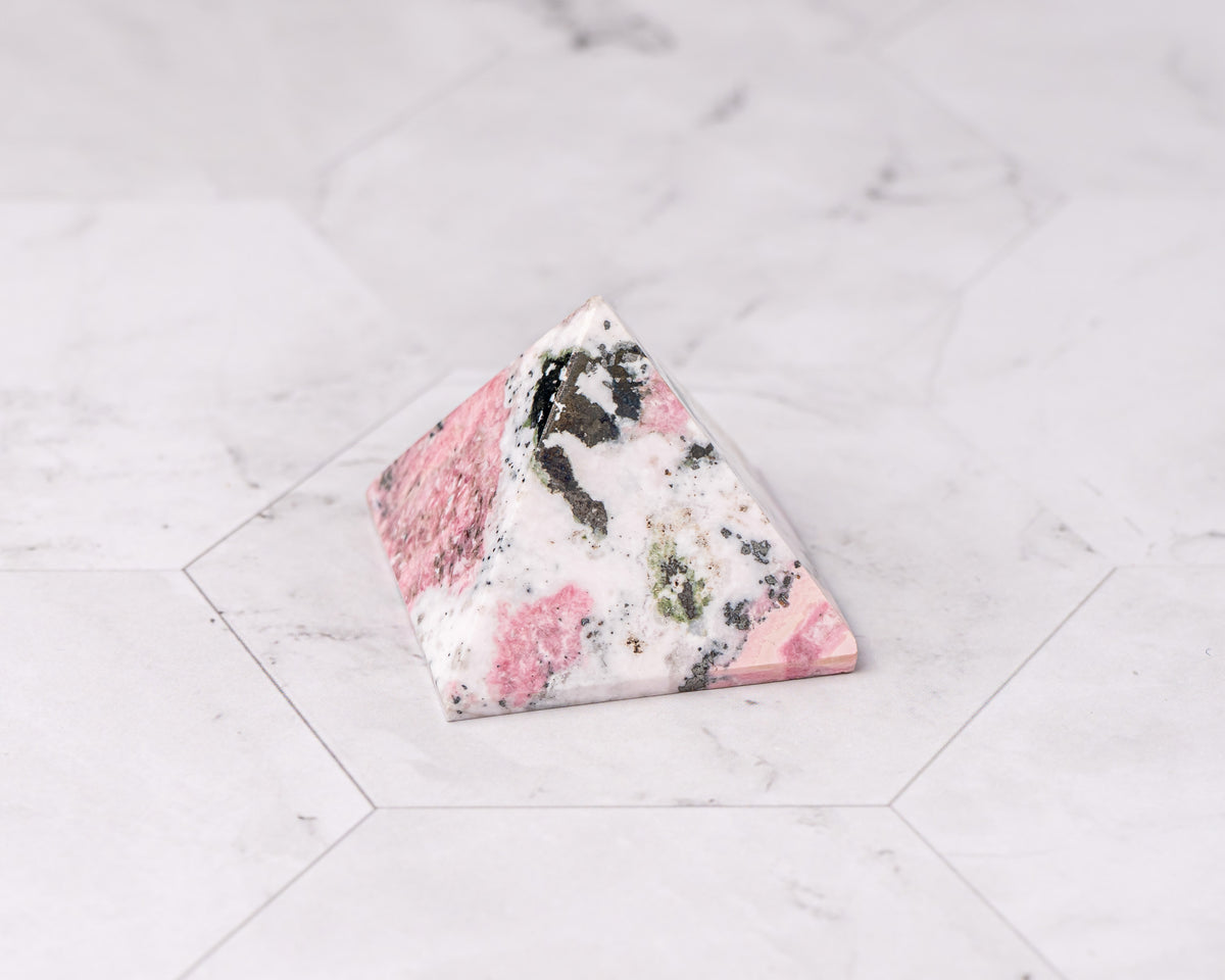 Peruvian Rhodonite Pyramid – 50 g