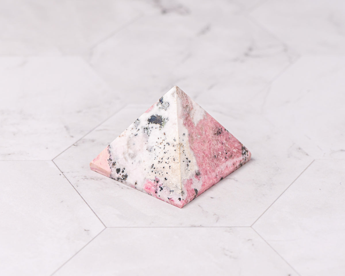 Peruvian Rhodonite Pyramid – 50 g
