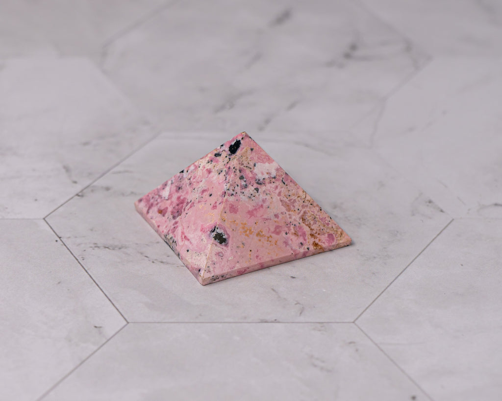 Peruvian Rhodonite Pyramid – 34 g